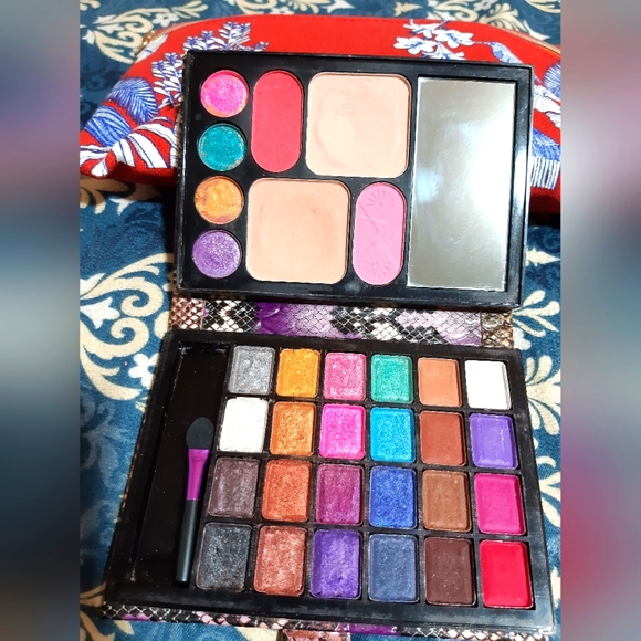 💜💙💚💛🧡❤ALL IN ONE Multi Coloured Make Up Palette with Mirror and Applicator - Picture 5 of 5